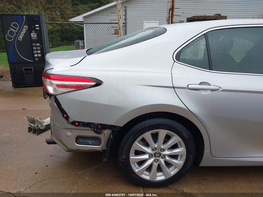 2018 Toyota Camry Le VIN: 4T1B11HK9JU543595 Lot: 43402787