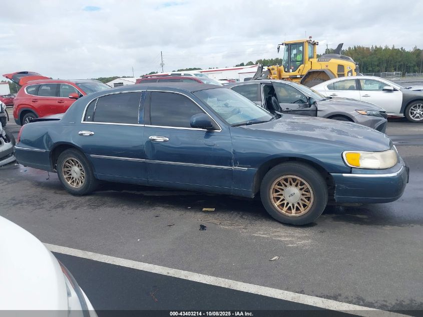 1998 Lincoln Town Car Signature VIN: 1LNFM82W0WY722640 Lot: 43403214