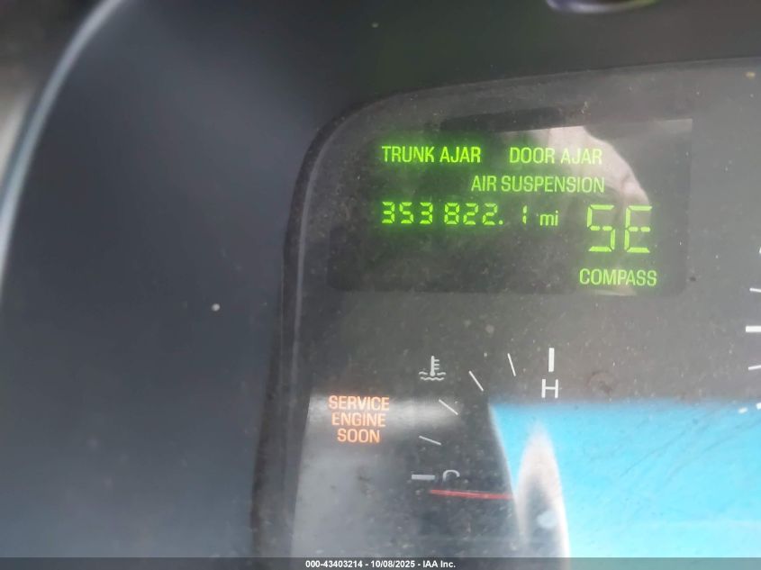 1998 Lincoln Town Car Signature VIN: 1LNFM82W0WY722640 Lot: 43403214