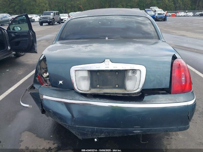1998 Lincoln Town Car Signature VIN: 1LNFM82W0WY722640 Lot: 43403214