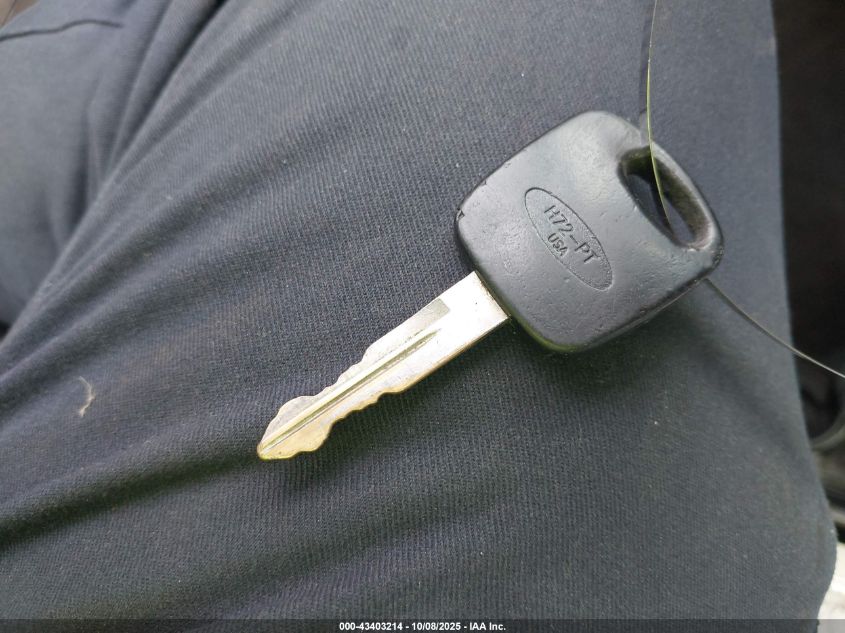 1998 Lincoln Town Car Signature VIN: 1LNFM82W0WY722640 Lot: 43403214