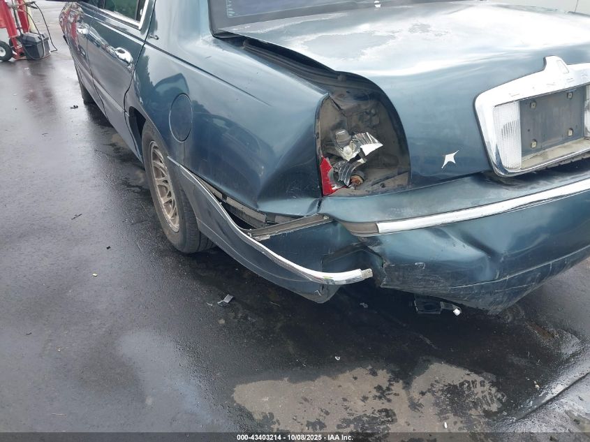 1998 Lincoln Town Car Signature VIN: 1LNFM82W0WY722640 Lot: 43403214