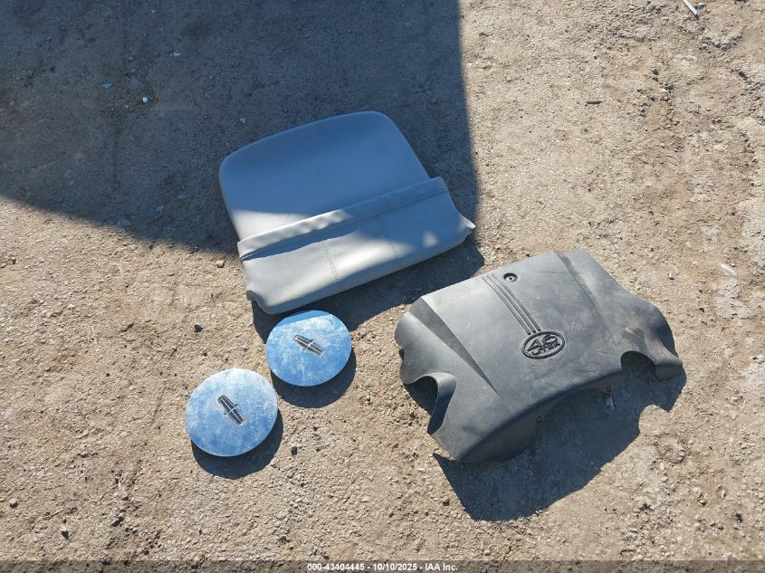 2001 Lincoln Town Car Cartier VIN: 1LNHM83W91Y690738 Lot: 43404445