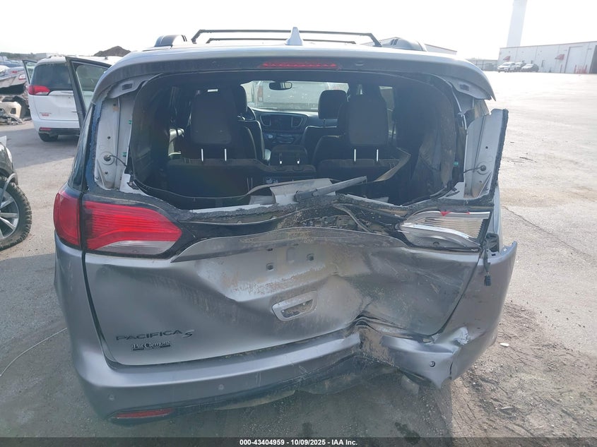 2018 Chrysler Pacifica Touring-L Plus VIN: 2C4RC1EG1JR305718 Lot: 43404959