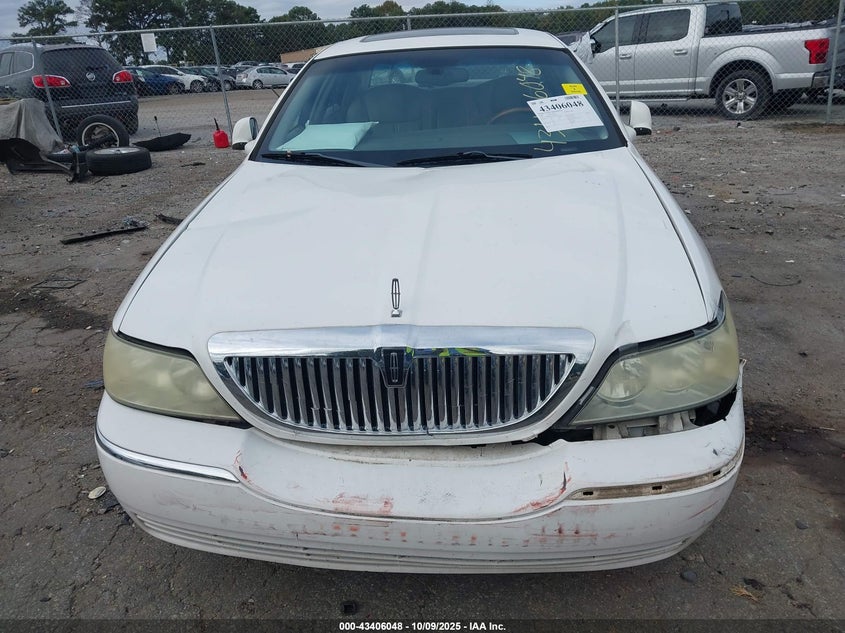 2005 Lincoln Town Car Signature Limited VIN: 1LNHM82W55Y643908 Lot: 43406048