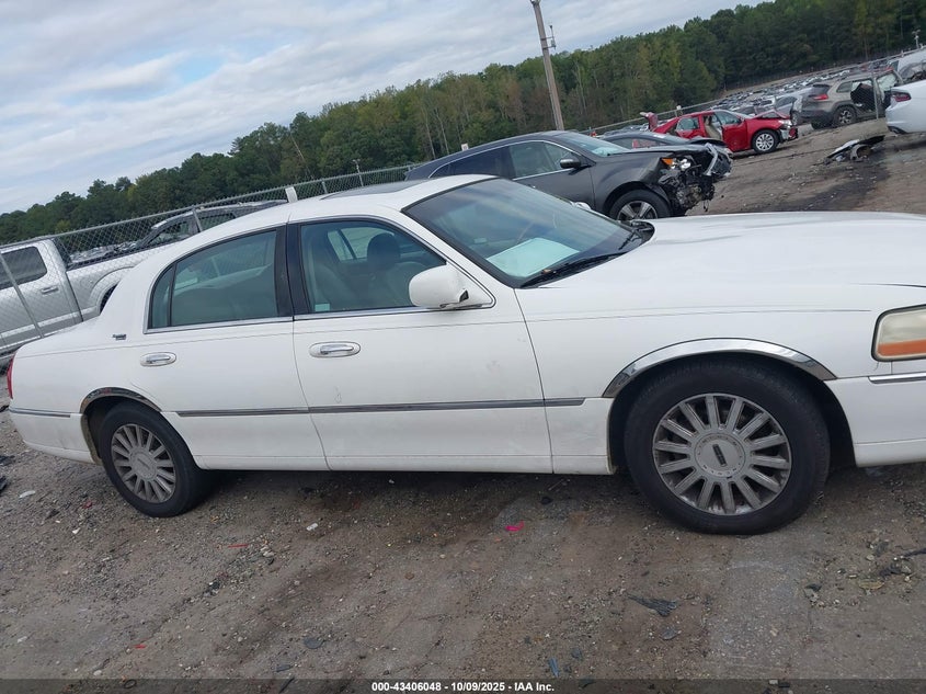 2005 Lincoln Town Car Signature Limited VIN: 1LNHM82W55Y643908 Lot: 43406048