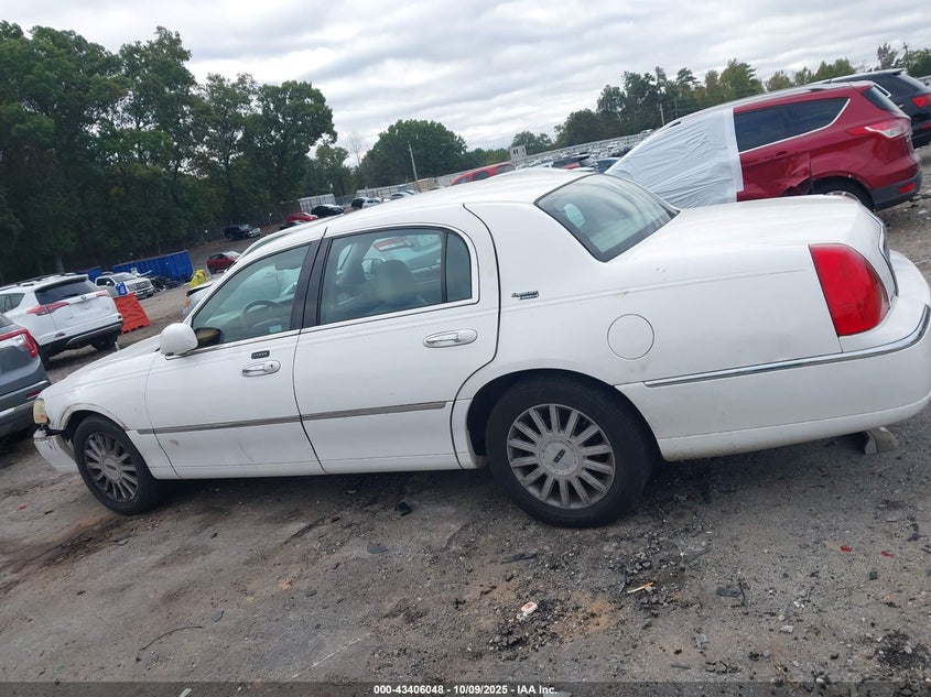 2005 Lincoln Town Car Signature Limited VIN: 1LNHM82W55Y643908 Lot: 43406048