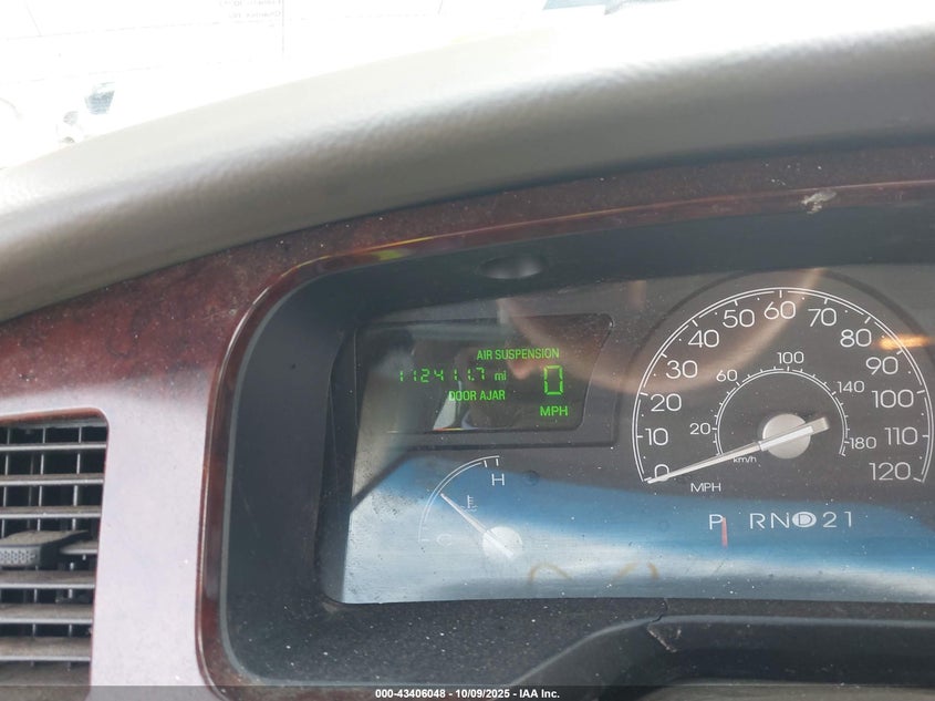 2005 Lincoln Town Car Signature Limited VIN: 1LNHM82W55Y643908 Lot: 43406048