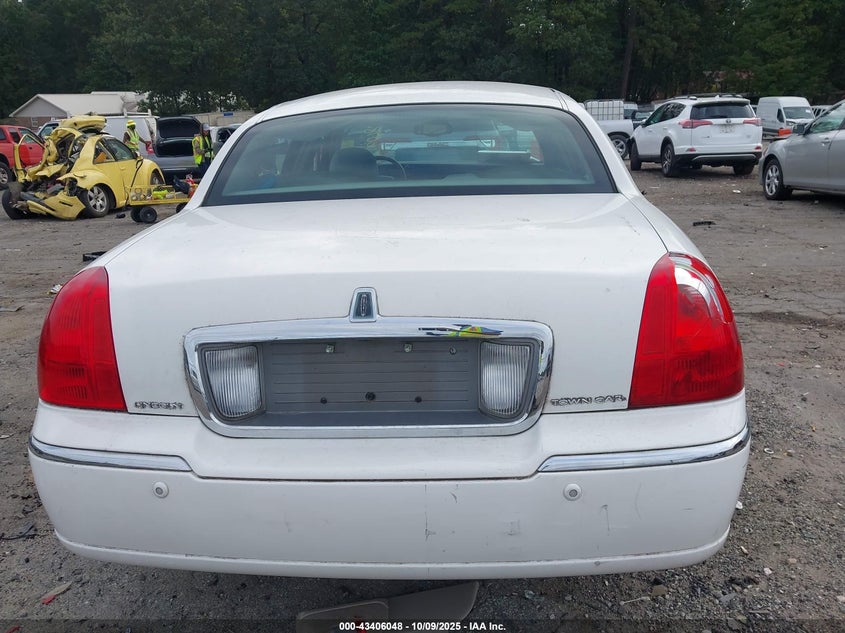 2005 Lincoln Town Car Signature Limited VIN: 1LNHM82W55Y643908 Lot: 43406048