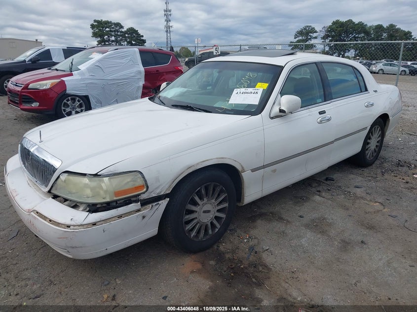 1LNHM82W55Y643908 2005 LINCOLN TOWN CAR photo no. 2