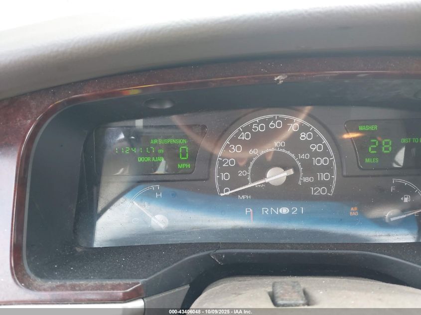 2005 Lincoln Town Car Signature Limited VIN: 1LNHM82W55Y643908 Lot: 43406048