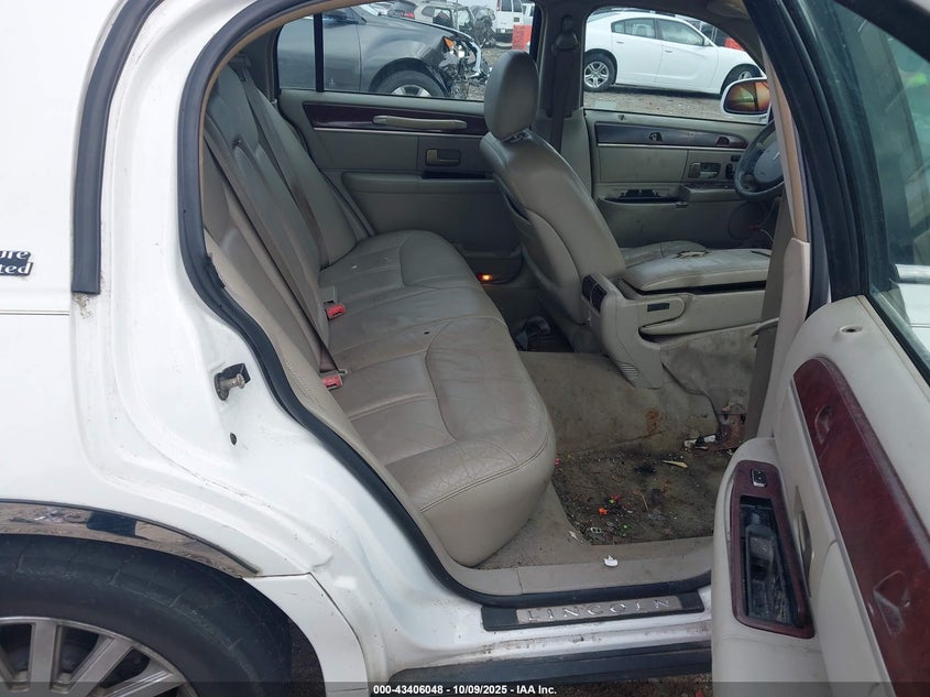 2005 Lincoln Town Car Signature Limited VIN: 1LNHM82W55Y643908 Lot: 43406048