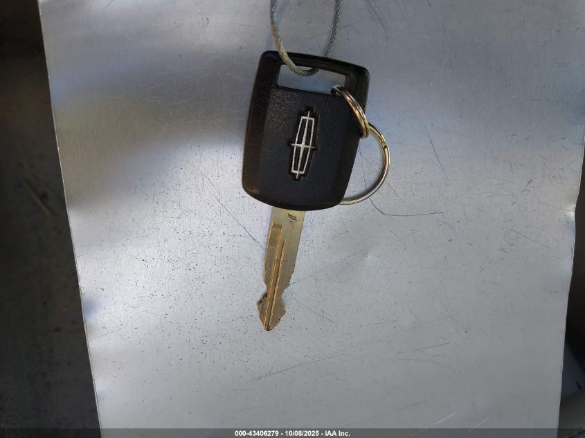 2006 Lincoln Town Car Signature Limited VIN: 1LNHM82V06Y647745 Lot: 43406279