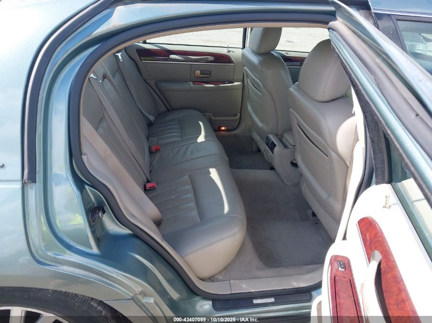 2004 Lincoln Town Car Signature VIN: 1LNHM81WX4Y604473 Lot: 43407059