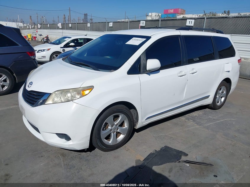 5TDKK3DC2DS365971 2013 TOYOTA SIENNA photo no. 2