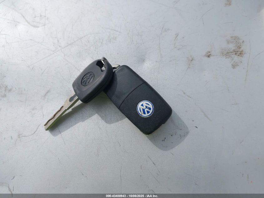 2004 Volkswagen New Beetle Gls 1.8T VIN: 3VWCD31Y44M312233 Lot: 43408943