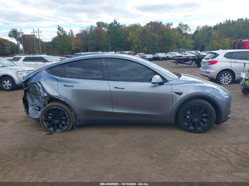 2024 Tesla Model Y Long Range Dual Motor All-Wheel Drive VIN: 7SAYGAEE3RF133068 Lot: 43409202