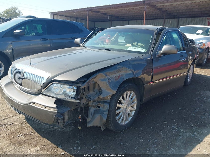 2004 Lincoln Town Car Signature VIN: 1LNHM81W24Y663131 Lot: 43410328