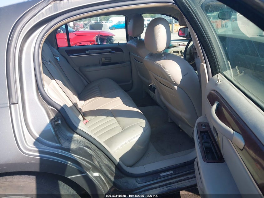 2004 Lincoln Town Car Signature VIN: 1LNHM81W24Y663131 Lot: 43410328