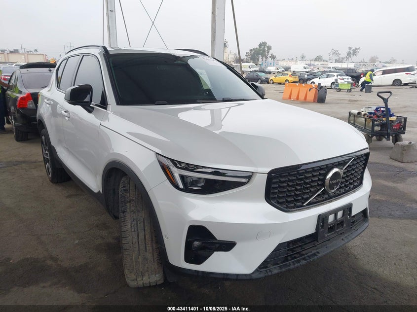 VOLVO XC40 B5 ULTIMATE DARK THEME