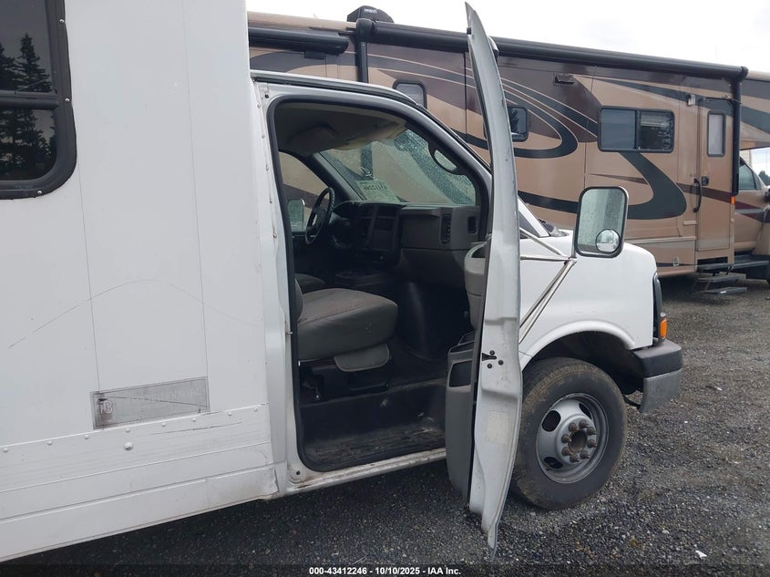 2005 Chevrolet Express Cutaway Base W/C7L/C7N VIN: 1GBJG31U151207411 Lot: 43412246