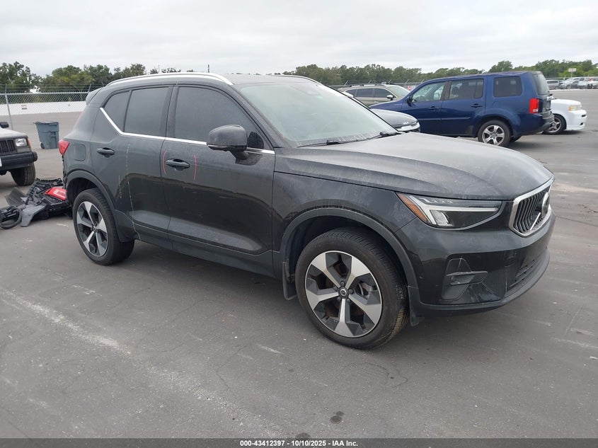 VOLVO XC40 B5 PLUS BRIGHT THEME