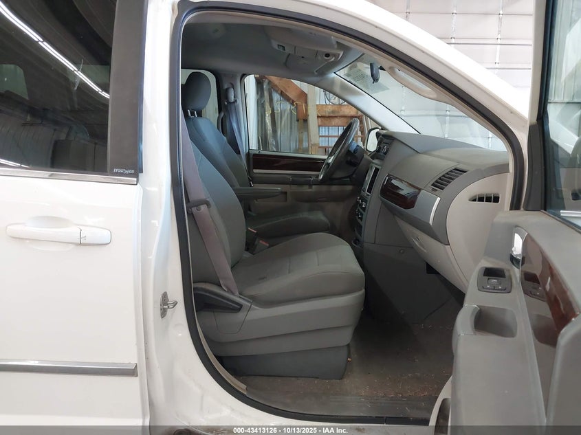 2A4RR5D15AR212357 2010 CHRYSLER TOWN & COUNTRY photo no. 5