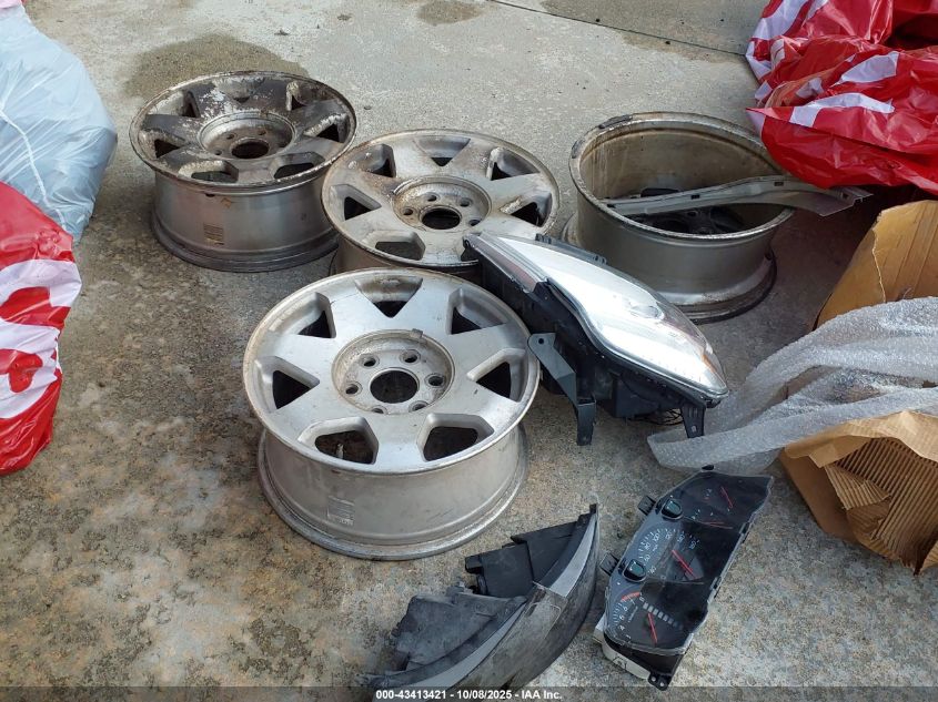 2002 Cadillac Escalade Standard VIN: 1GYEK63N62R135972 Lot: 43413421