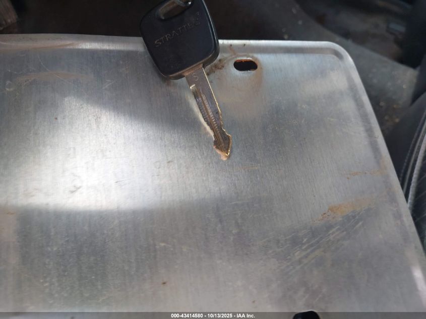 2000 Lincoln Town Car Signature VIN: 1LNHM82W7YY850823 Lot: 43414580