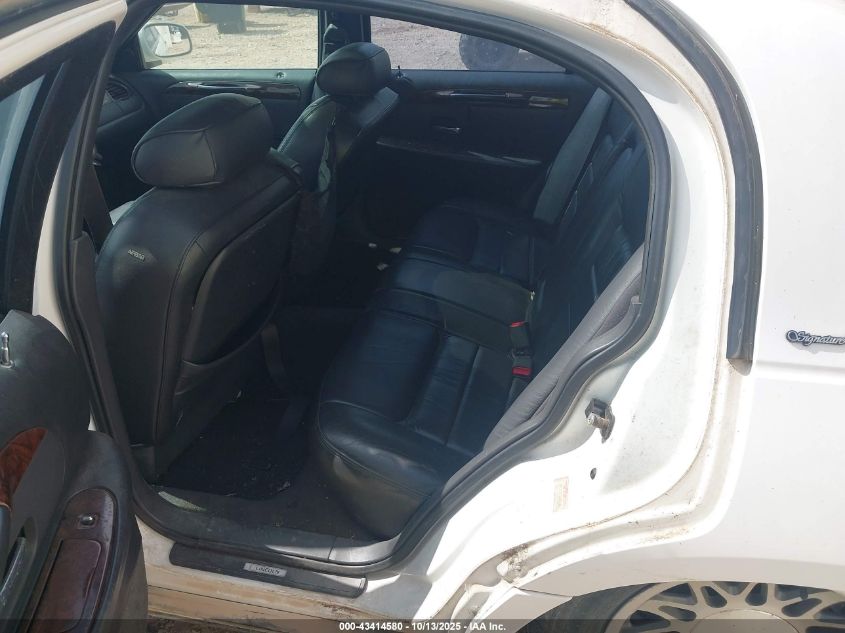 2000 Lincoln Town Car Signature VIN: 1LNHM82W7YY850823 Lot: 43414580