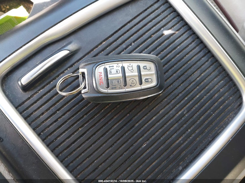 2018 Chrysler Pacifica Limited VIN: 2C4RC1GG4JR106594 Lot: 43415374