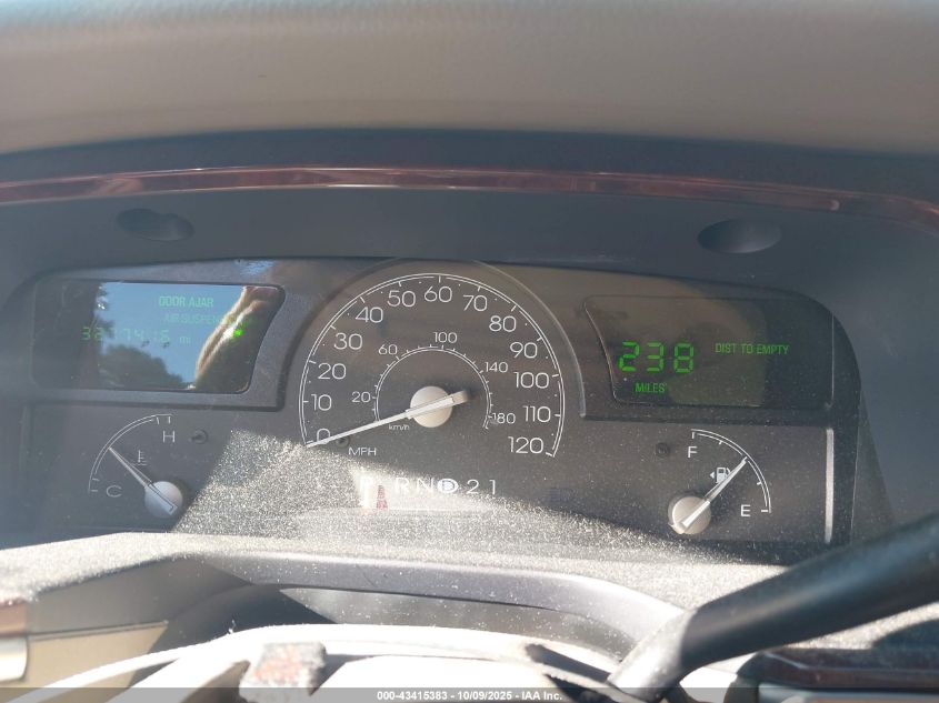 2004 Lincoln Town Car Ultimate VIN: 1LNHM83W34Y675155 Lot: 43415383