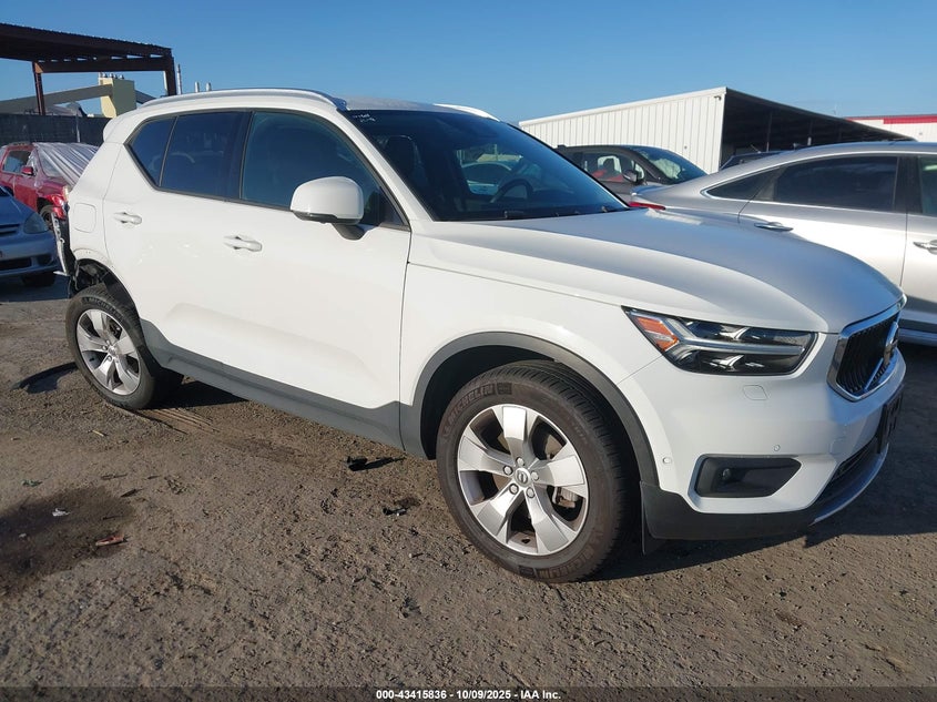 VOLVO XC40 T4 MOMENTUM