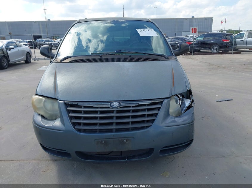2005 Chrysler Town & Country Lx VIN: 2C4GP44R55R137300 Lot: 43417430