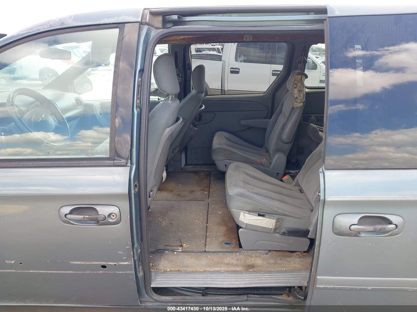 2005 Chrysler Town & Country Lx VIN: 2C4GP44R55R137300 Lot: 43417430