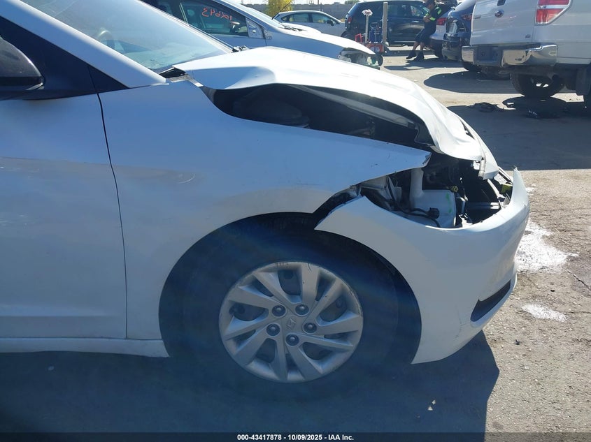 VIN 5NPD74LF9JH355788 2018 HYUNDAI ELANTRA SE