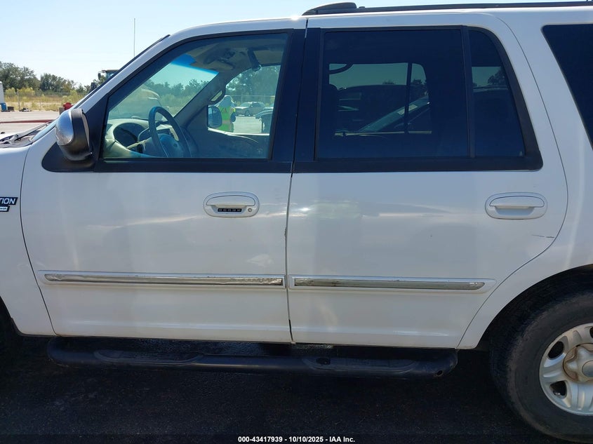 1999 Ford Expedition Eddie Bauer/Xlt VIN: 1FMRU1767XLA36137 Lot: 43417939