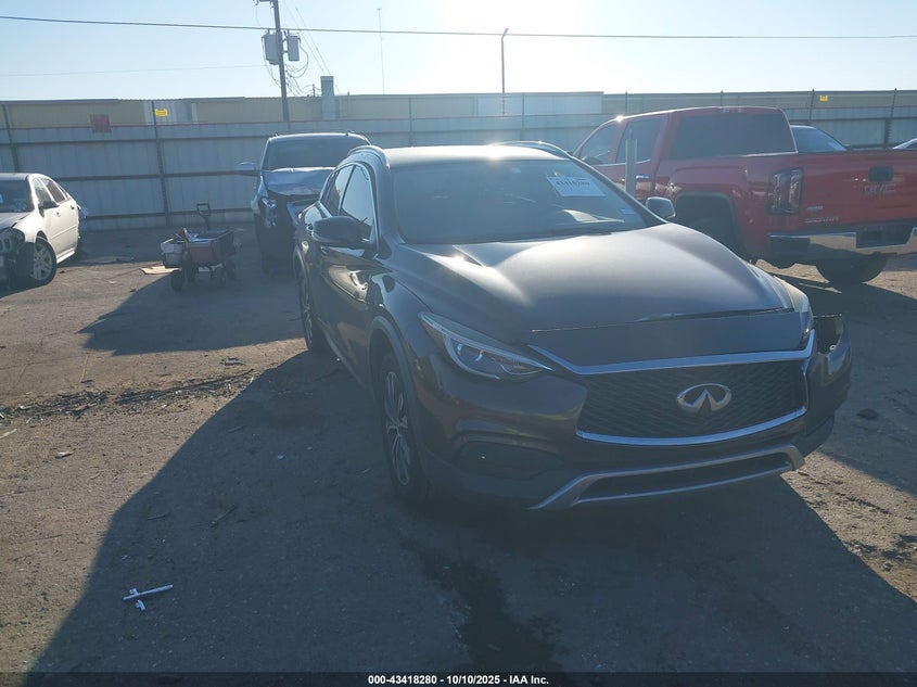 INFINITI QX30 LUXURY
