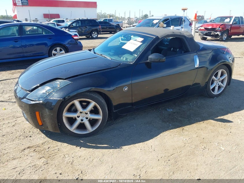 JN1AZ36AX5M758085 2005 NISSAN 350Z photo no. 2