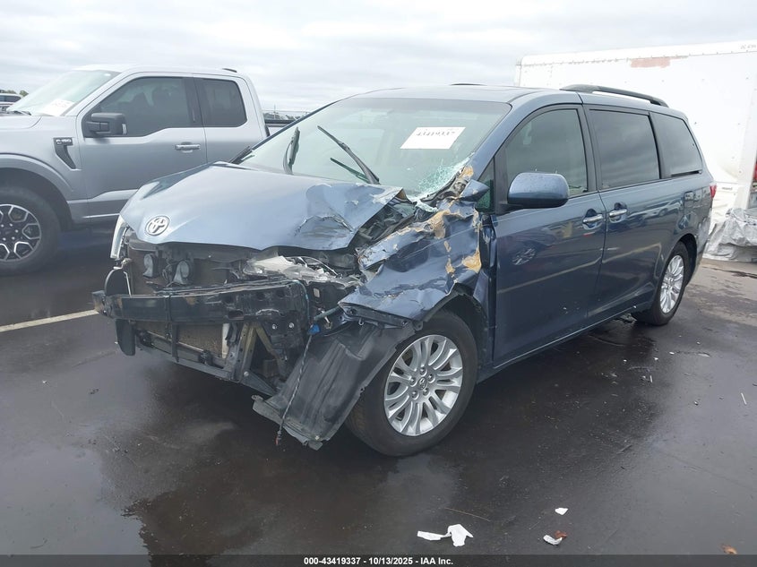 5TDYK3DC1FS528090 2015 TOYOTA SIENNA photo no. 2