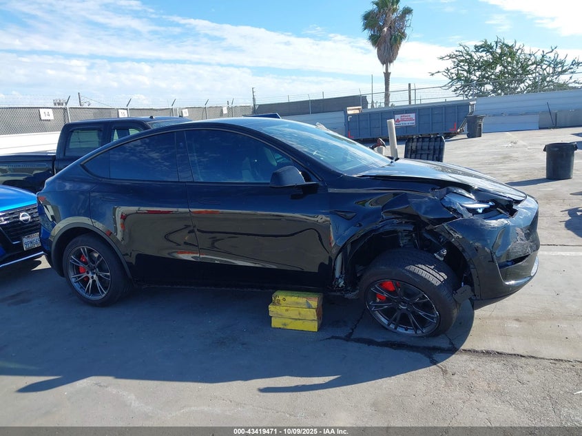 2025 Tesla Model Y Long Range Dual Motor Rear-Wheel Drive VIN: 7SAYGDED7SF233964 Lot: 43419471