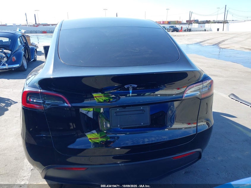 2025 Tesla Model Y Long Range Dual Motor Rear-Wheel Drive VIN: 7SAYGDED7SF233964 Lot: 43419471