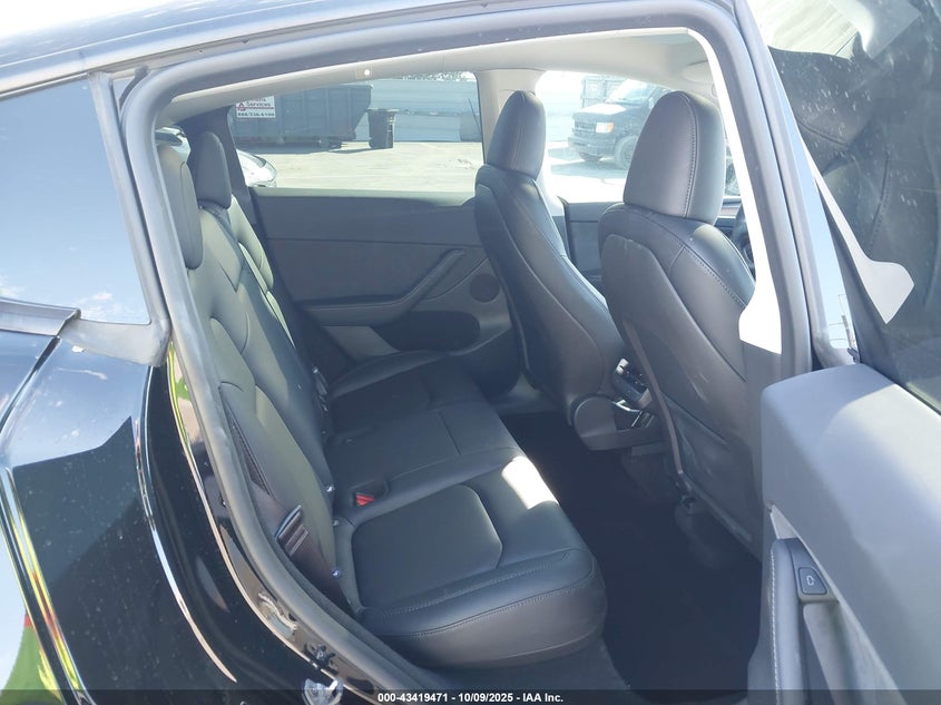 2025 Tesla Model Y Long Range Dual Motor Rear-Wheel Drive VIN: 7SAYGDED7SF233964 Lot: 43419471