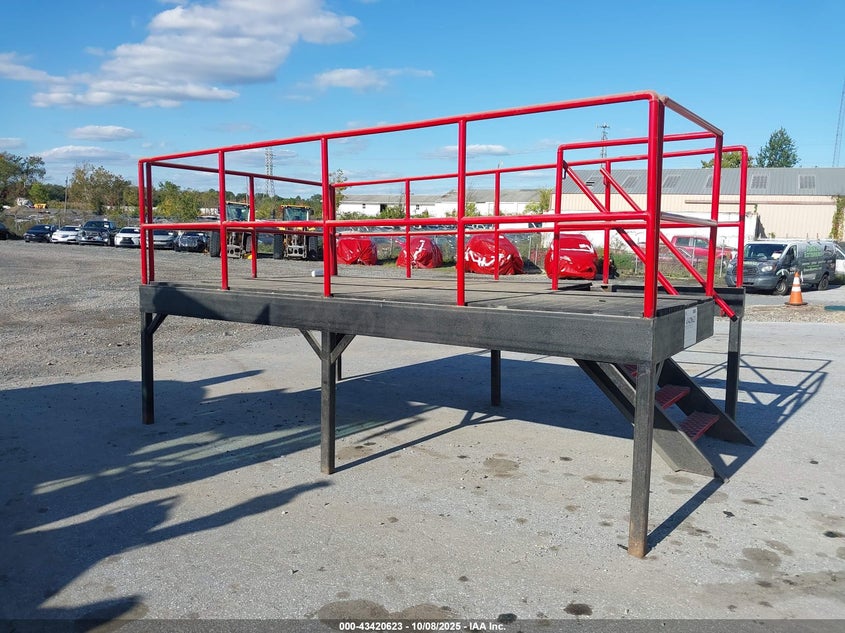 2000 AUCTION STAND RAISED PLATFORM STEEL