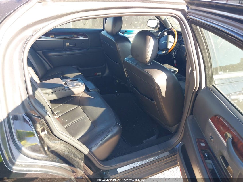 2009 Lincoln Town Car Signature L VIN: 2LNHM85V49X614652 Lot: 43421149