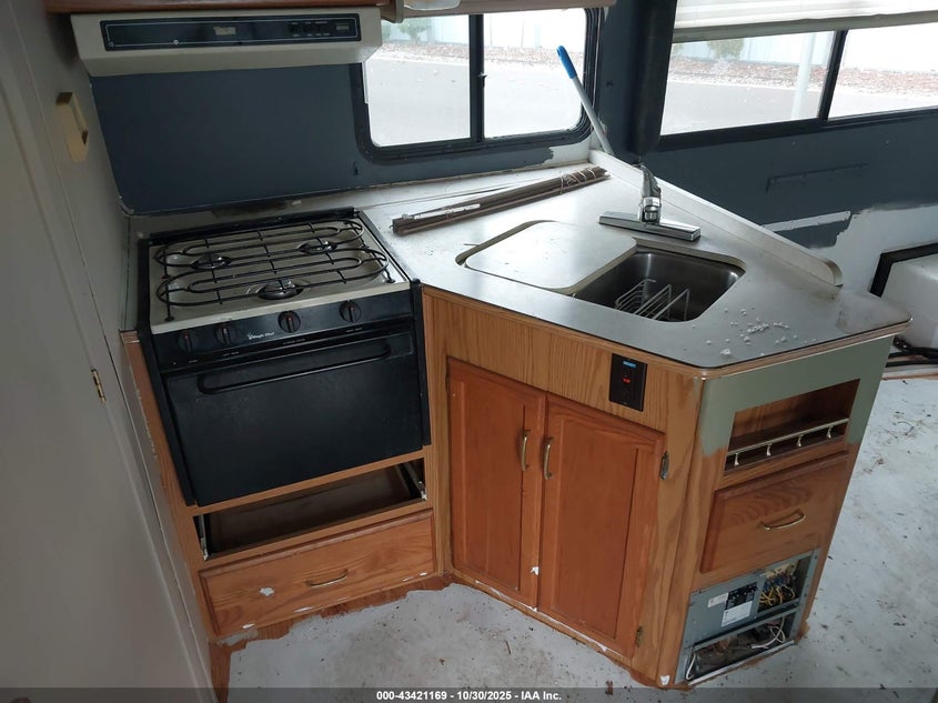 2000 Ford E-350 Cutaway Standard VIN: 1FDWE35S6YHA10208 Lot: 43421169