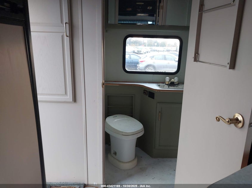 2000 Ford E-350 Cutaway Standard VIN: 1FDWE35S6YHA10208 Lot: 43421169