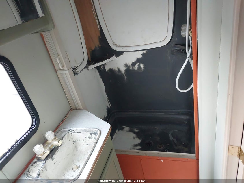 2000 Ford E-350 Cutaway Standard VIN: 1FDWE35S6YHA10208 Lot: 43421169