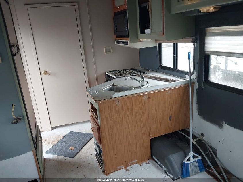 2000 Ford E-350 Cutaway Standard VIN: 1FDWE35S6YHA10208 Lot: 43421169