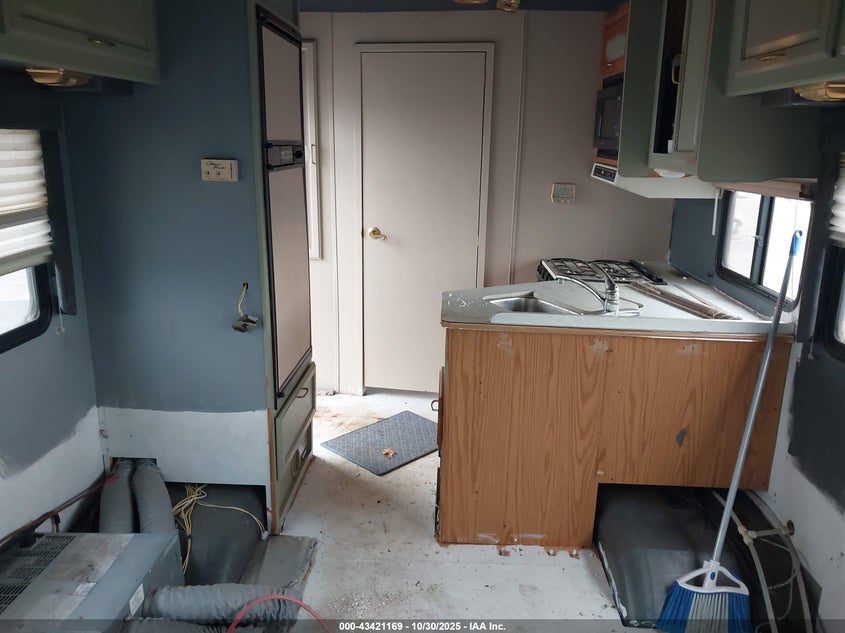 2000 Ford E-350 Cutaway Standard VIN: 1FDWE35S6YHA10208 Lot: 43421169